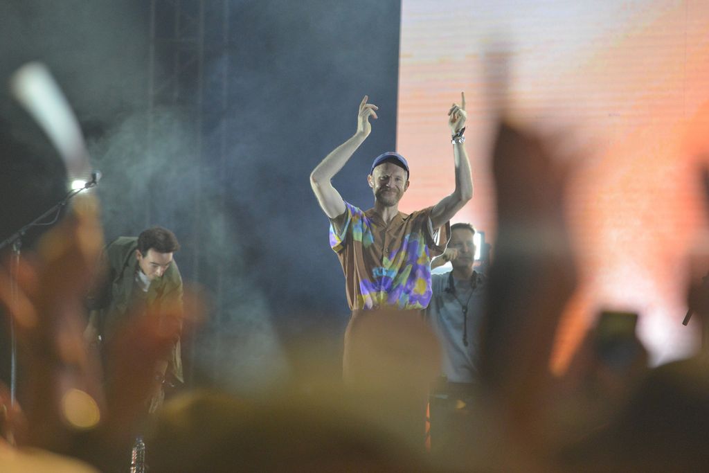 Vokalis Prep, Tom Havelock (tengah), melakukan atraksi panggung di hari ketiga Joyland Festival 2022 yang berlangsung di Stadion Softball Gelora Bung Karno, Jakarta, Minggu (6/11/2022). 