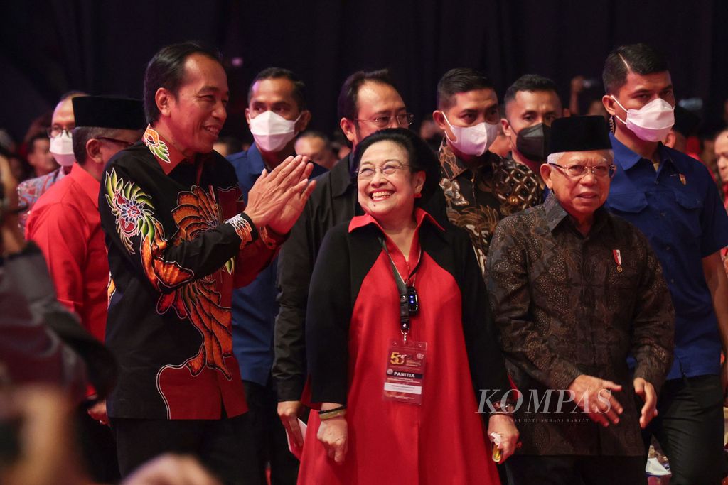 Presiden Joko Widodo (kiri) didampingi Wakil Presiden Maruf Amin (kanan) bersama Ketua Umum PDI Perjuangan (PDI-P) Megawati Soekarnoputri (tengah) memasuki tempat berlangsungnya acara HUT Ke-50 PDIP, di Jakarta, Selasa (10/1/2023). 