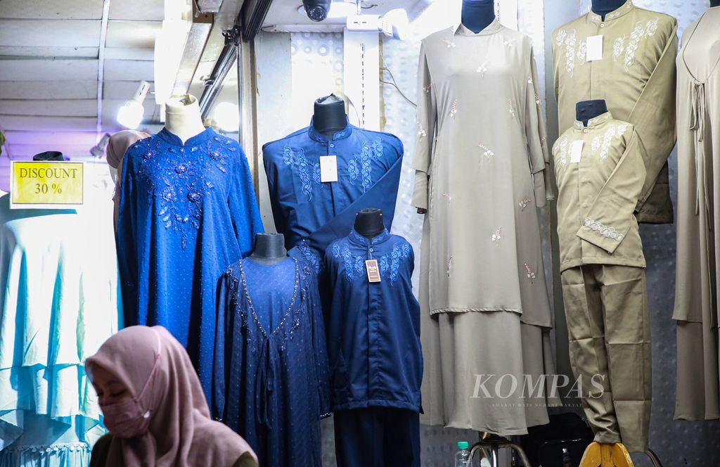 Pakaian muslim seragam untuk Lebaran yang terdiri dari busana bagi ibu, bapak, dan anak dipajang di maneken untuk menarik minat pengunjung di salah satu kios di Blok B Pasar Tanah Abang, Jakarta pusat, Rabu (20/4/2022).