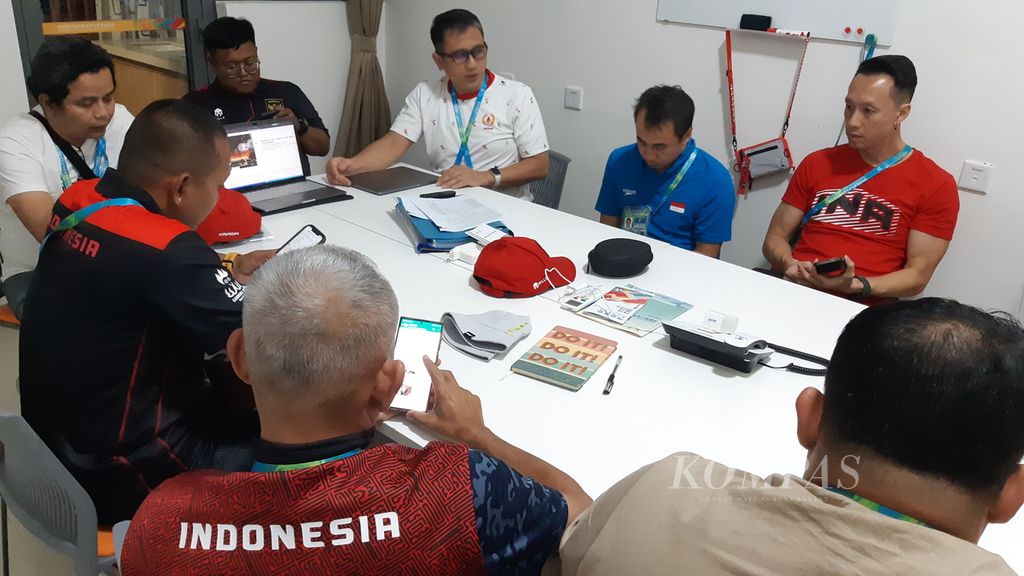 Ofisial dan pelatih Indonesia menggelar rapat, Kamis (27/7/2023) malam atau sehari sebelum pembukaan Universiade, di wisma atlet yang berada di Universitas Chengdu, China.