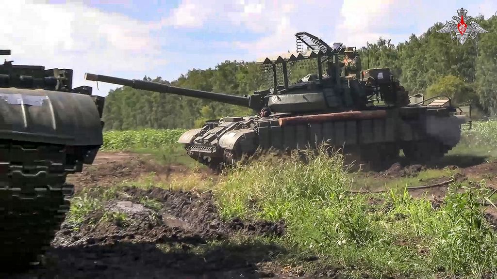 Kementerian Pertahanan Rusia mengeluarkan foto satuan tank yang dikerahkan di wilayah Kursk, Sabtu (10/8/2024), untuk memukul mundur serangan pasukan Ukraina yang sudah memasuki wilayah Kursk sejauh 30 kilometer. 