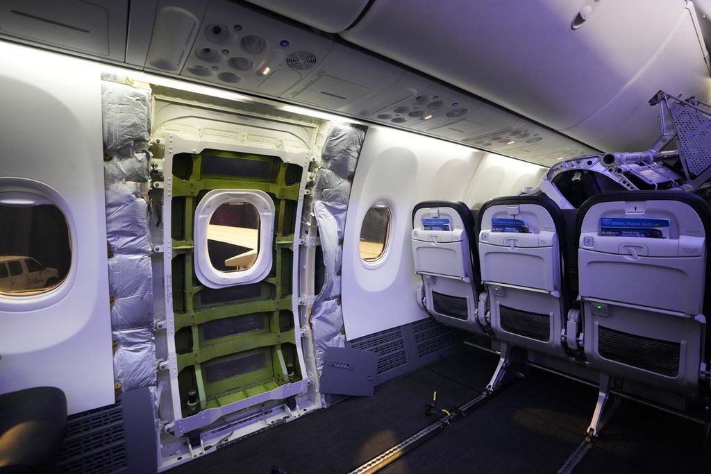 Salah satu panel pada dinding Boeing 737 Max 9 Alaska Airlines lepas saat terbang pada 5 Januari 2024.  