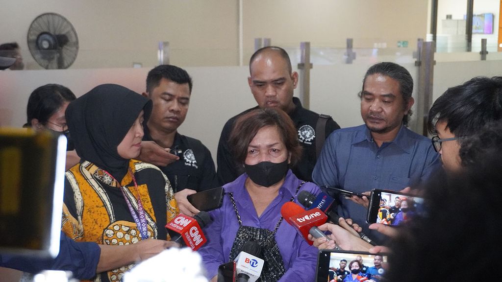 Keluarga korban dugaan tindak pidana perdagangan orang melapor ke Badan Reserse Kriminal (Bareskrim) Polri di Jakarta, Selasa (2/5/2023). Setidaknya ada 20 buruh migran yang jadi korban TPPO di Myanmar.