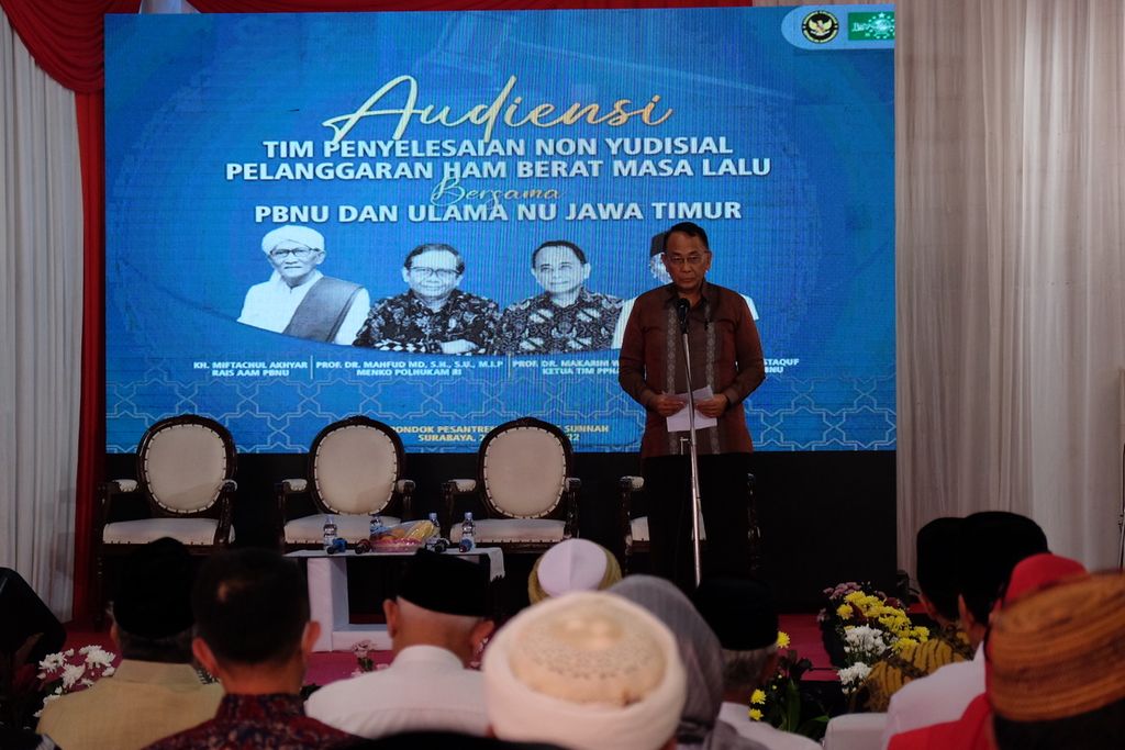 Ketua Pelaksana Tim Penyelesaian Non Yudisial Kasus Pelanggaran HAM Berat Makarim Wibisono berbicara di depan Pengurus Besar Nahdlatul Ulama di Jawa Timur, Surabaya, Selasa (27/12/2022).