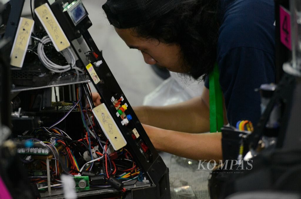 Salah satu peserta menyiapkan robotnya sebelum ikut dalam Kontes Robot Indonesia yang diselenggarakan Universitas Dian Nuswantoro di Graha Padma, Kota Semarang, Jawa Tengah, Sabtu (22/6/2019). 