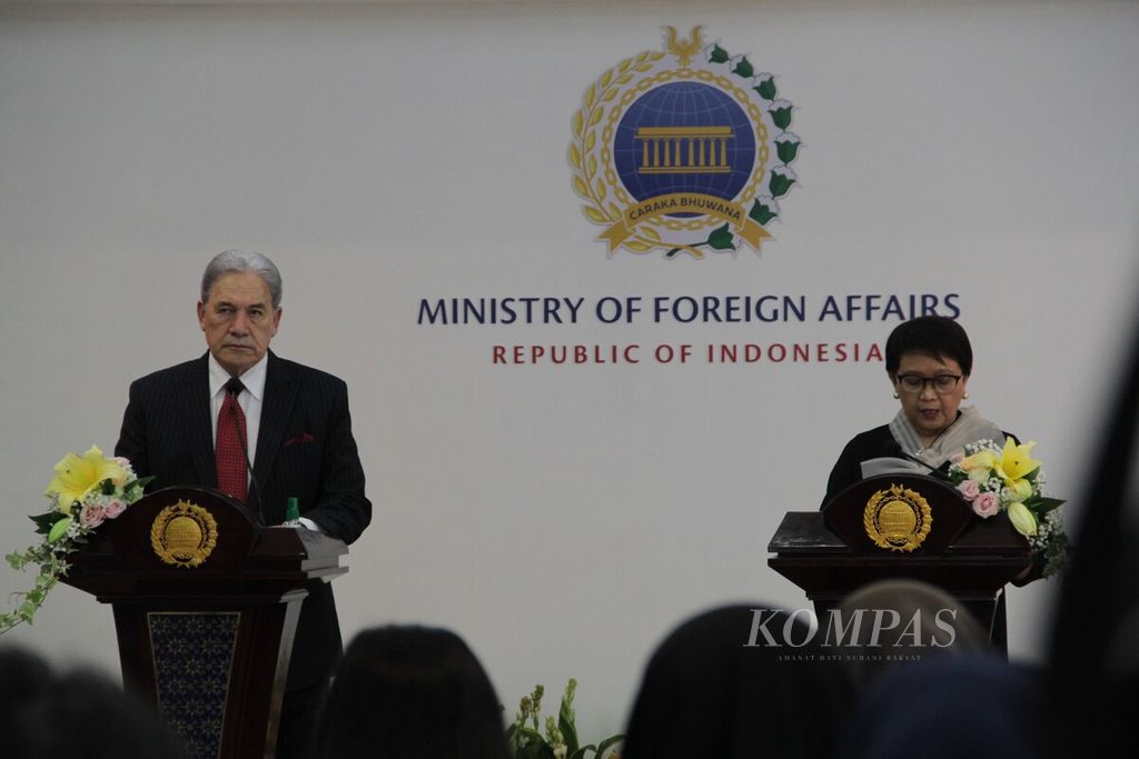 Menteri Luar Negeri RI Retno Marsudi menggelar jumpa pers bersama Menteri Luar Negeri Selandia Baru Winston Peters di Jakarta, Kamis (14/3/2024). 