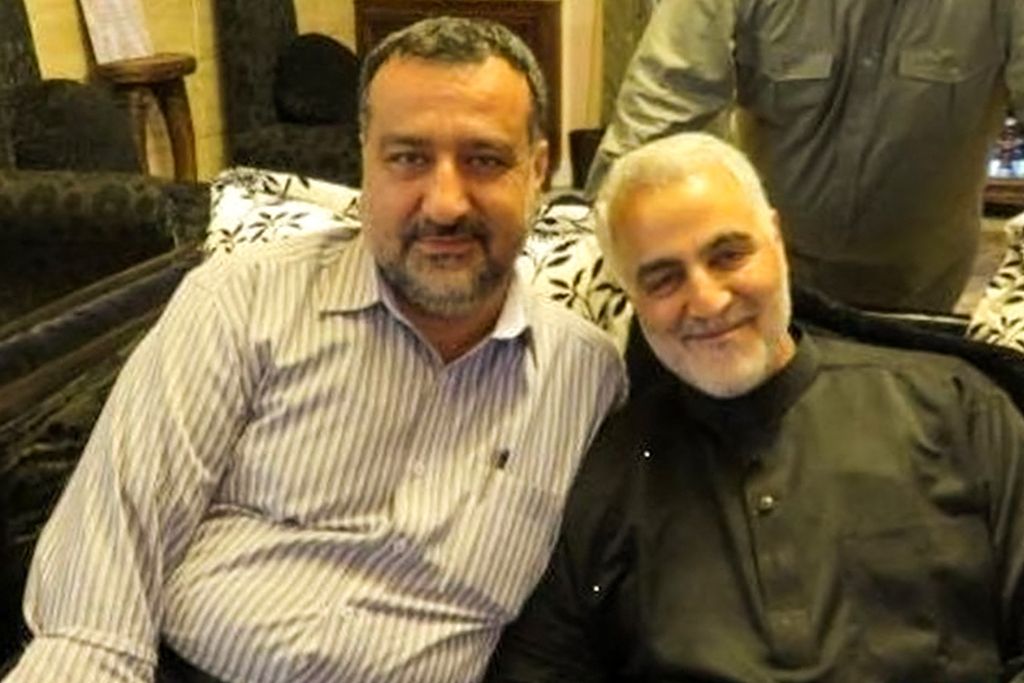 Foto yang dirilis oleh media Iran, Tasnim, pada 25 Desember 2023 ini memperlihatkan Razi Mousavi (kiri), penasihat senior Korps Garda Revolusi Islam Iran (IRGC), bersama Komandan Pasukan Quds IRGC Qasem Soleimani di sebuah tempat yang tidak disebutkan. 