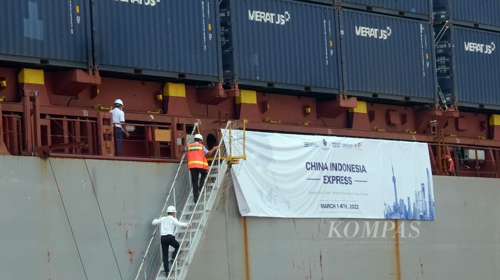 Suasana di atas kapal barang untuk layanan China Indonesia Express oleh PT Meratus Line di Pelabuhan Tanjung Priok, Jakarta, Senin (14/3/2022). Rute pelayaran layanan yang juga bekerja sama dengan PT Pelabuhan Indonesia (Persero) itu ialah Jakarta-Semarang-Surabaya-Qingdao-Shanghai (China). 