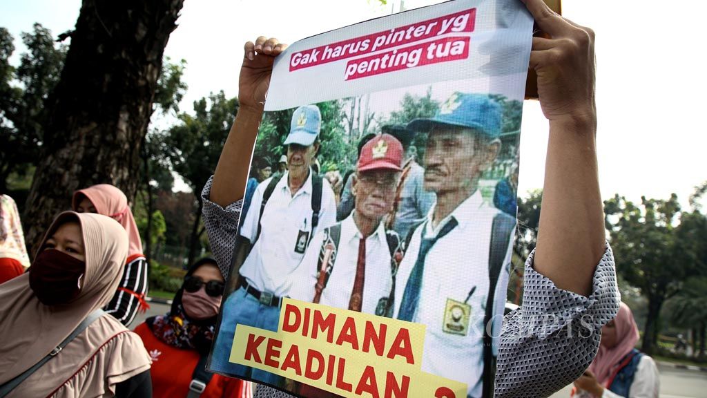 Poster bernada sindiran yang dibawa para orang tua siswa yang tergabung dalam Gerakan Emak dan Bapak Peduli Pendidikan dan Keadilan saat berunjuk rasa di depan gedung Balai Kota DKI Jakarta, Jakarta Pusat, Selasa (23/6/2020).