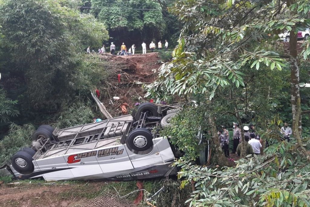 Kondisi bus yang terperosok ke jurang di Desa Sukajadi, Kecamatan Wado, Kabupaten Sumedang, Jawa Barat, Kamis (11/3/2021). Sejumlah 27 penumpang tewas dan 39 orang luka akibat kecelakaan tunggal yang terjadi Rabu pukul 18.30 WIB itu.