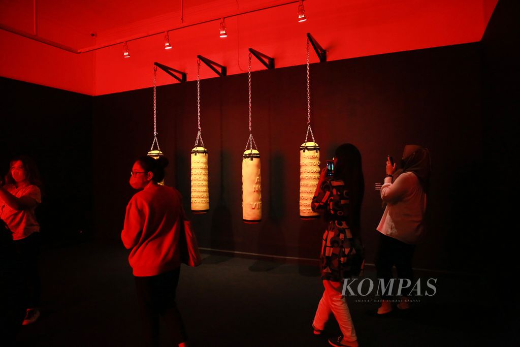 Karya berjudul "I Am Not A Virus" oleh perupa Bibiana Lee menampilkan empat buah samsak bertuliskan virus yang dapat dipukul oleh pengunjung dalam pameran dengan tema<i> Infusions Into Contemporary Art </i>di Galeri Nasional Indonesia di Jakarta, Kamis (31/3/2022).