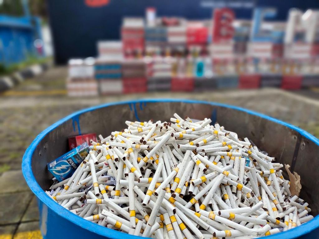 Jutaan batang rokok ilegal yang akan dimusnahkan di halaman Kantor Pengawasan dan Pelayanan Bea dan Cukai (KPPBC) Tipe Madya Pabean (TMP) C Magelang, Jawa Tengah, Rabu (1/3/2023).