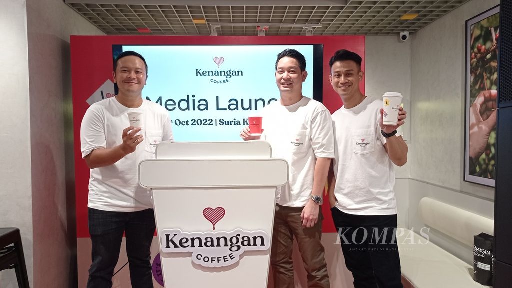 The opening of the first Kopi Kenangan store abroad at Suria KLCC, Petronas Twin Tower, Kuala Lumpur, Malaysia, on Monday (17/10/2022) afternoon. Kopi Kenangan expands its wings for the global market with the Kenangan Coffee brand.