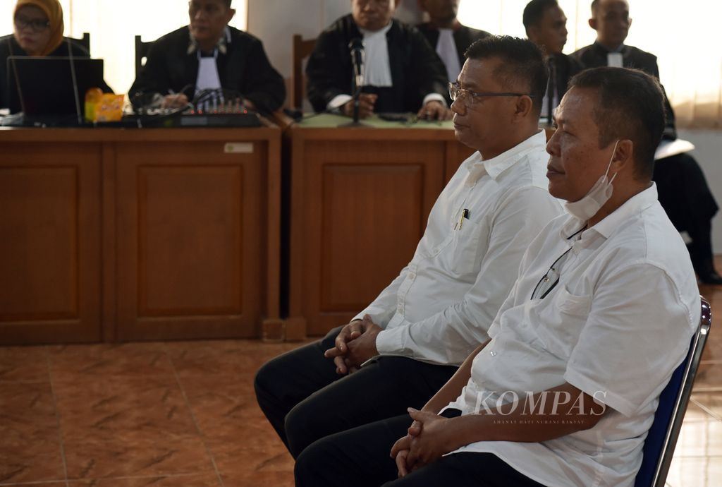 Mantan Sekretaris Umum Komite Olahraga Nasional Indonesia (KONI) Sumatera Selatan Suparman Romans (kanan) dan mantan Ketua Harian KONI Sumsel Ahmat Tahir (kiri) menjalani sidang di Pengadilan Tindak Pidana Korupsi Palembang, Sumsel, Senin (11/12/2023). 