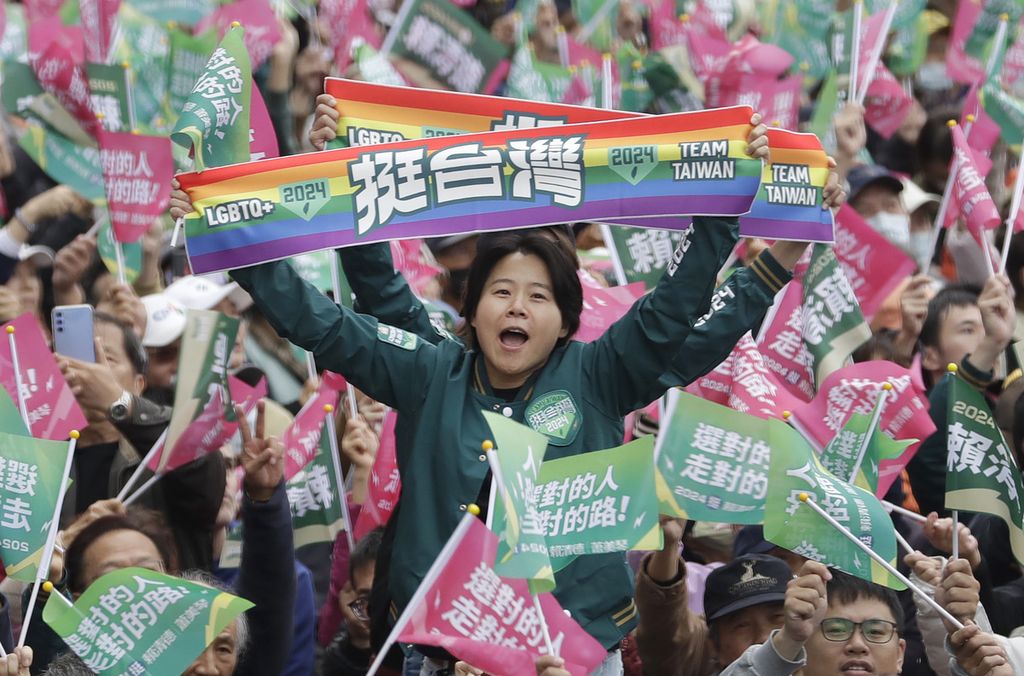 Para pendukung kandidat presiden dari DPP, William Lai, bersorak saat peluncuran kampanye di Taipei, Taiwan, Minggu (3/12/2023). Taiwan akan menggelar pemilihan presiden pada 13 Januari 2024. 