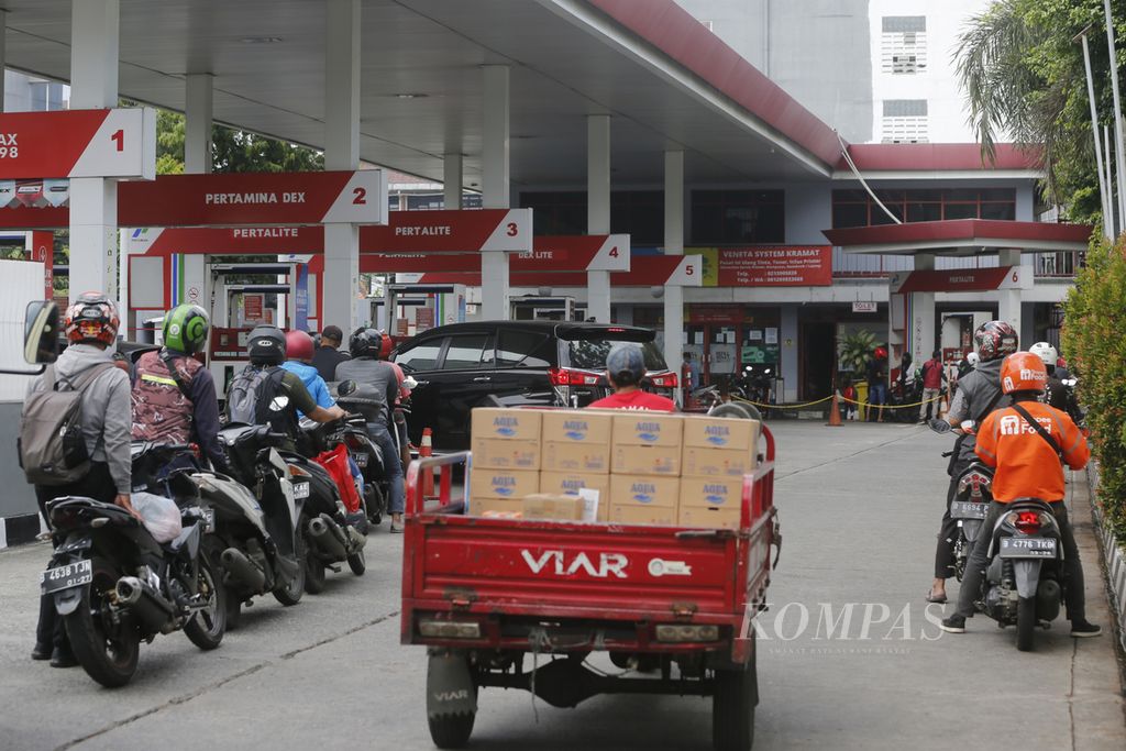 Pengendara antre untuk mengisi bahan bakar minyak di SPBU yang berada di kawasan Senen, Jakarta Pusat, Senin (3/10/2022). 