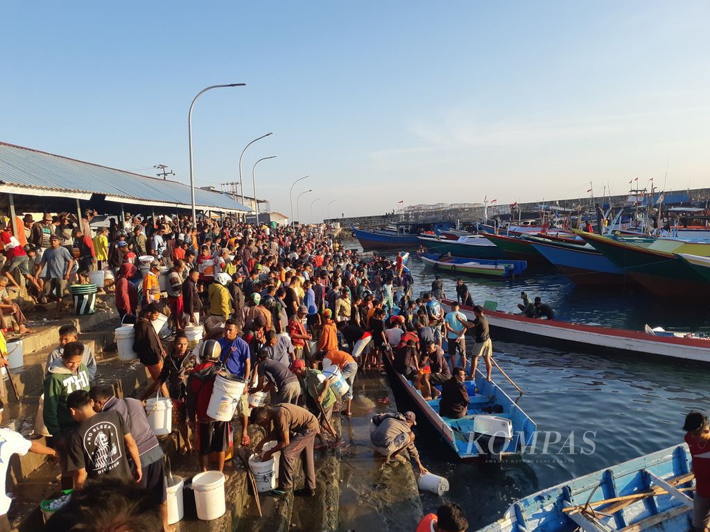 Suasana pendaratan ikan di Oeba, Kota Kupang, Nusa Tenggara Timur, Jumat (26/5/2023). Ratusan orang yang kebanyakan pedagang berdiri menyambut datangnya kapal ikan.
