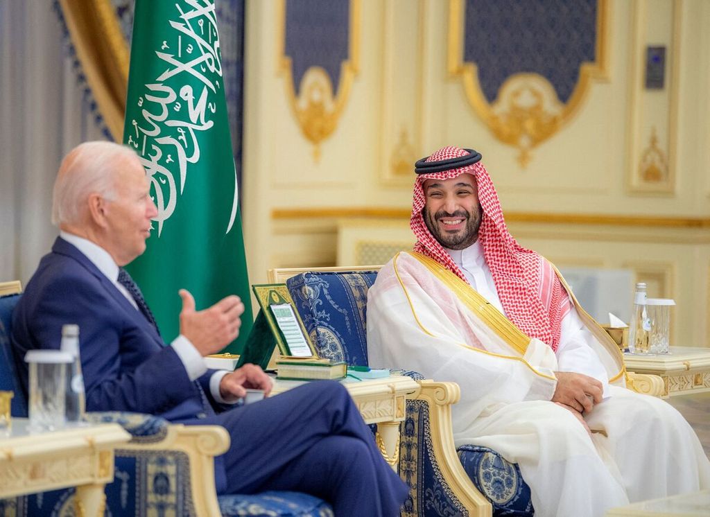 Putra Mahkota Arab Saudi Pangeran Mohammed bin Salman menerima Presiden Amerika Serikat Joe Biden di Jeddah, Arab Saudi, pada Juli 2022. Pemerintahan Biden berusaha mendorong normalisasi hubungan Arab Saudi-Israel.