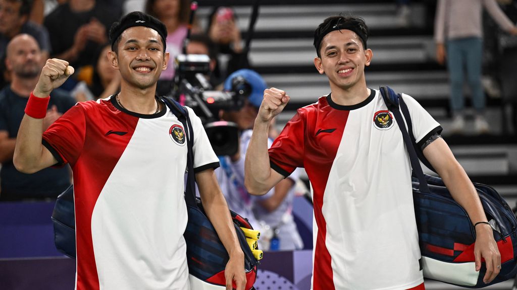 Pebulu tangkis ganda putra Indonesia, Fajar Alfian (kiri) dan Muhammad Rian Ardianto, berpose seusai bertanding lawan ganda putra Perancis, Lucas Corvee/ Ronan Labar, pada babak penyisihan Grup C Olimpiade Paris 2024 di Porte De La Chapella Arena, Paris, Perancis, Senin (29/7/2024). Fajar/Rian menang 21-13, 21-10. 