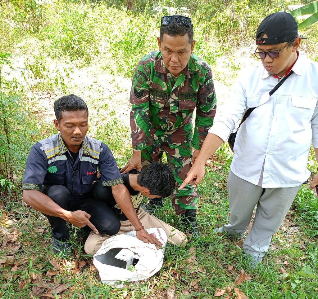 Petugas gabungan menunjukkan salah satu besi bantalan pengaman di Jalan Tol Bakauheni-Terbanggi Besar yang dicuri, Senin (21/10/2024).