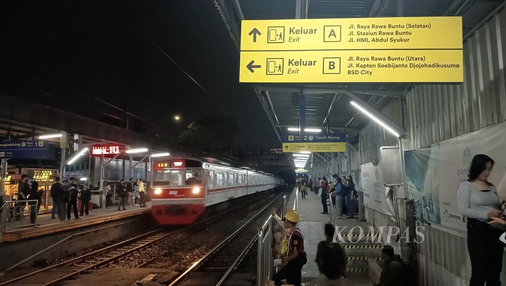 Kereta melintas dari arah Tanah Abang menuju Stasiun Rangkasbitung penuh oleh penumpang, Jumat (1/3/2024). 