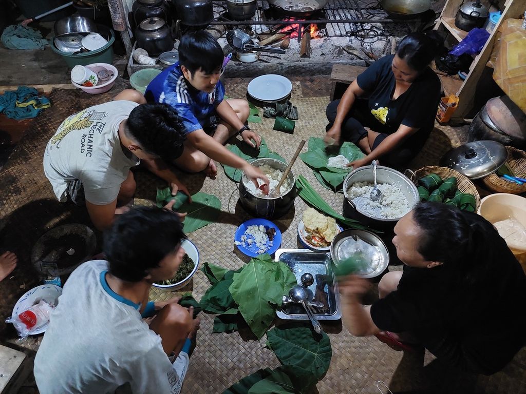 Tradisi gotong royong untuk merayakan sesuatu juga dilakukan di Desa Linggang Melapeh, Kecamatan Linggang Bigung, Kutai Barat, Kalimantan Timur, Mereka memasak sejumlah menu untuk perayaan Paskah secara bersama-sama di dapur keluarga.