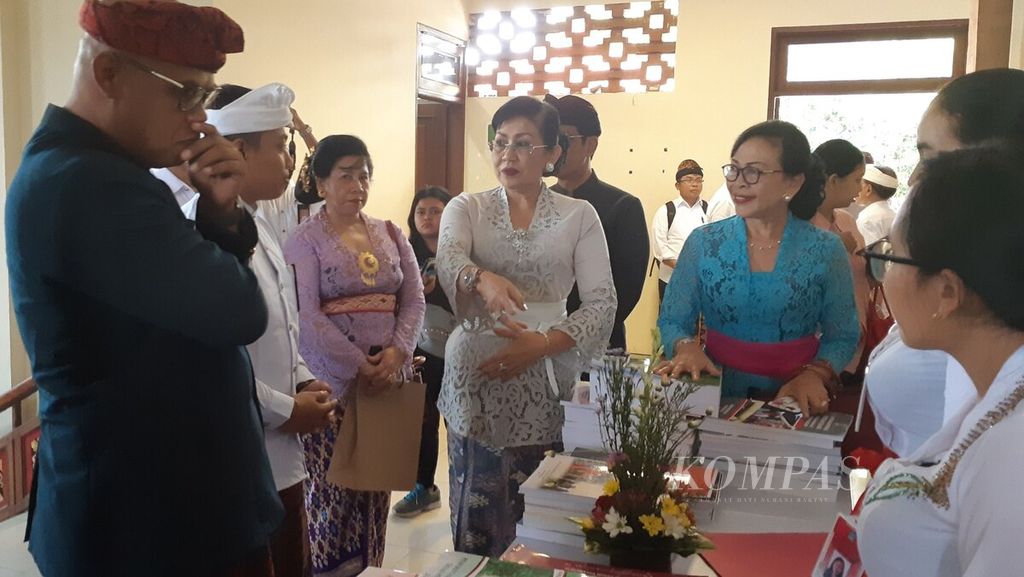 The wife of the Governor of Bali who is also the Chairperson of the Family Welfare Empowerment Task Force (PKK) in Bali, Ni Putu Putri Suastini Koster (center), observed the results of documentation and identification activities of lontar manuscripts, traditional stories from Bali and similar works conducted by Balinese language educators.