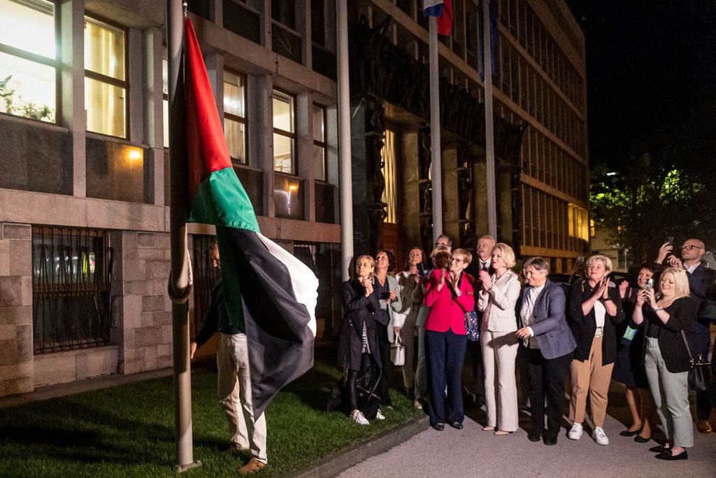 Bendera Palestina dikibarkan di depan gedung parlemen Slovenia di Ljubljana, Slovenia, Selasa (4/6/2024), setelah Majelis Nasional mengakui negara Palestina menyusul pemungutan suara di parlemen. 