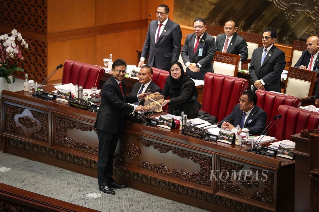 Menteri Kesehatan Budi Gunadi Sadikin (kiri) menyerahkan berkas terkait RUU Kesehatan kepada Ketua DPR Puan Maharani (kanan) dalam rapat paripurna di Gedung Parlemen, Jakarta, Selasa (11/7/2023).