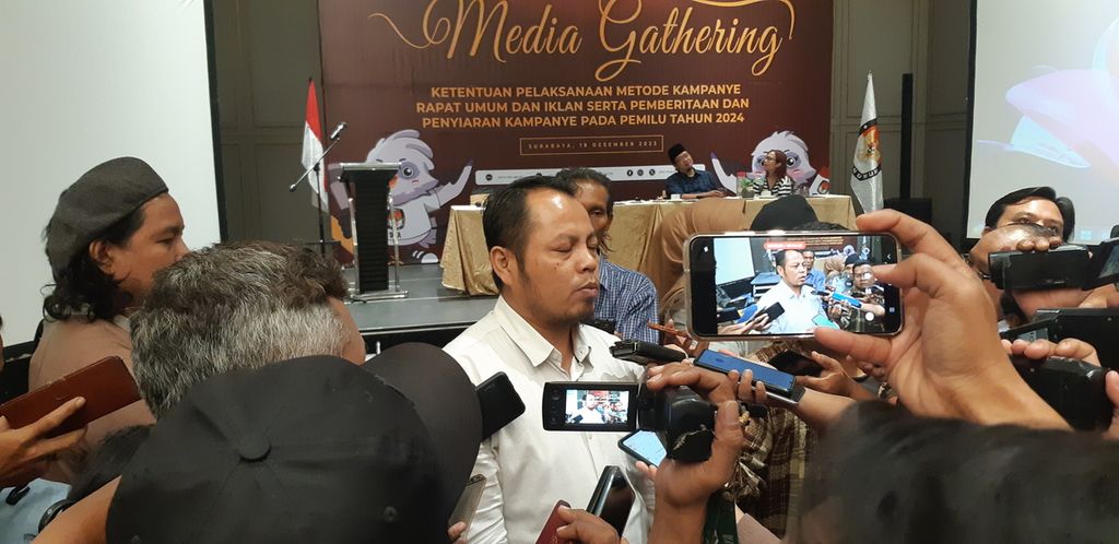 Ketua KPU Jatim Choirul Anam saat diwawancara wartawan di Surabaya.