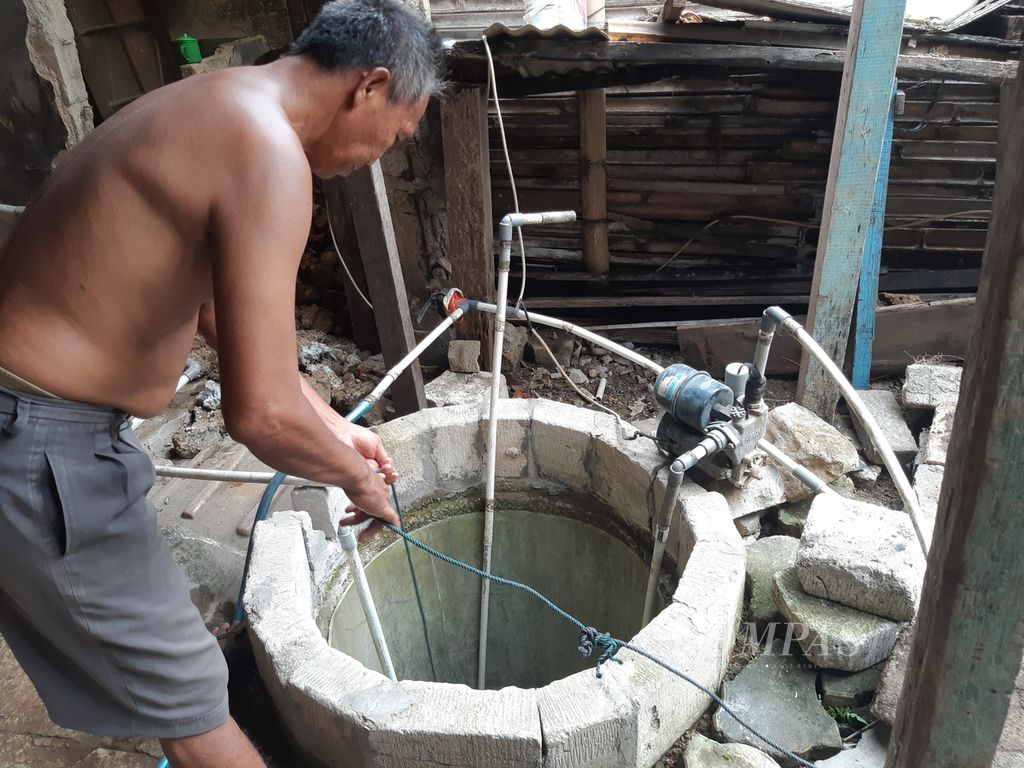 A resident is showing a source of clean water in a temporary shelter located on Tongkol Street, Ancol Village, Pademangan District, North Jakarta, on Sunday (26/5/2024). They live there after being expelled from the Bayam Vertical Housing Complex.