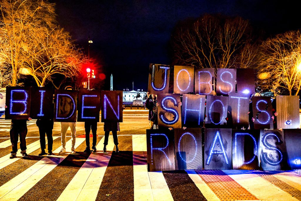 Pada pendukung Partai Demokrat berkumpul di depan Gedung Putih, Washington DC, pada Rabu (19/1/2022) malam. Mereka memperingati setahun masa pemerintahan Presiden Amerika Serikat Joe Biden.