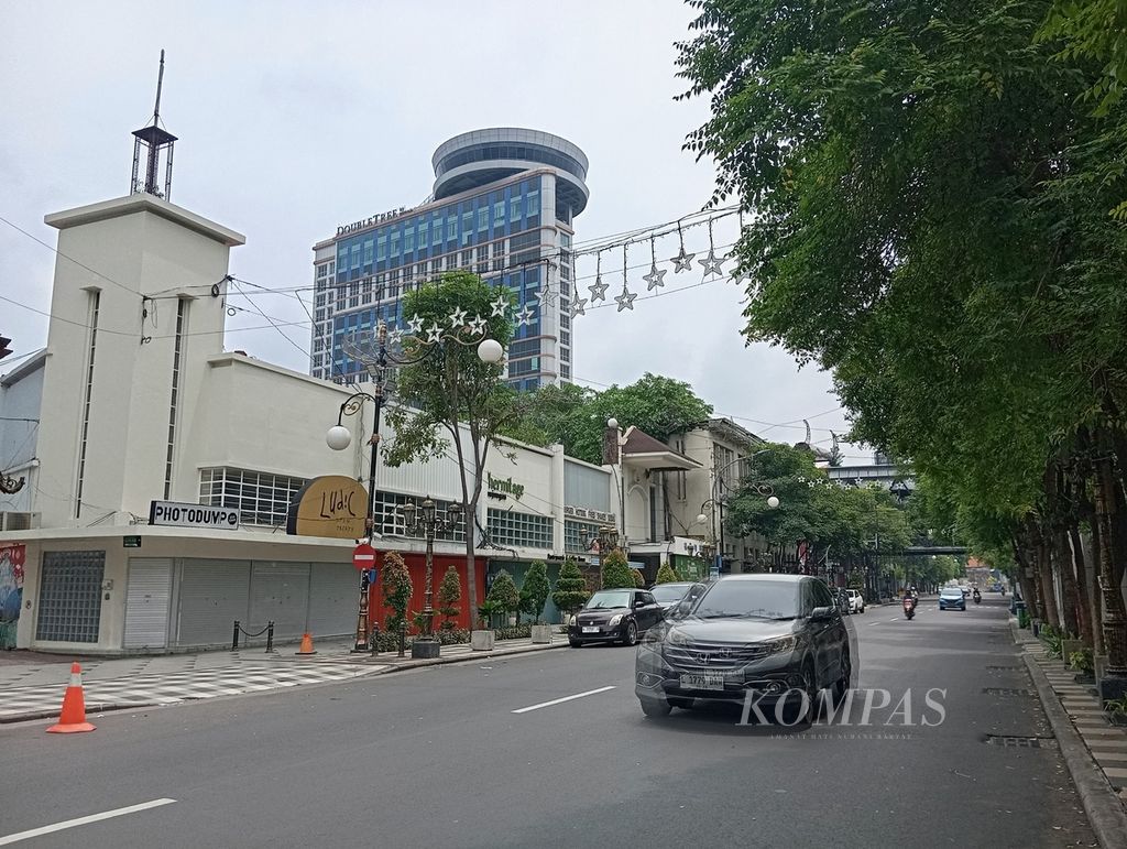 The traffic was noticeably light on Tunjungan Street in Surabaya, East Java, during Eid al-Fitr 1 Syawal 1445 Hijriah or Wednesday (10/4/2024). On Labor Day on Wednesday (1/5/2024), Tunjungan Street was subject to traffic engineering.