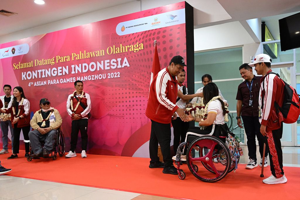 Menpora Dito Ariotedjo menyambut para atlet yang kembali setelah mengikuti Asian Para Games Hangzhou 2022, Minggu (29/10/2023), di Bandara Adi Soemarmo, Boyolali, Jawa Tengah. 