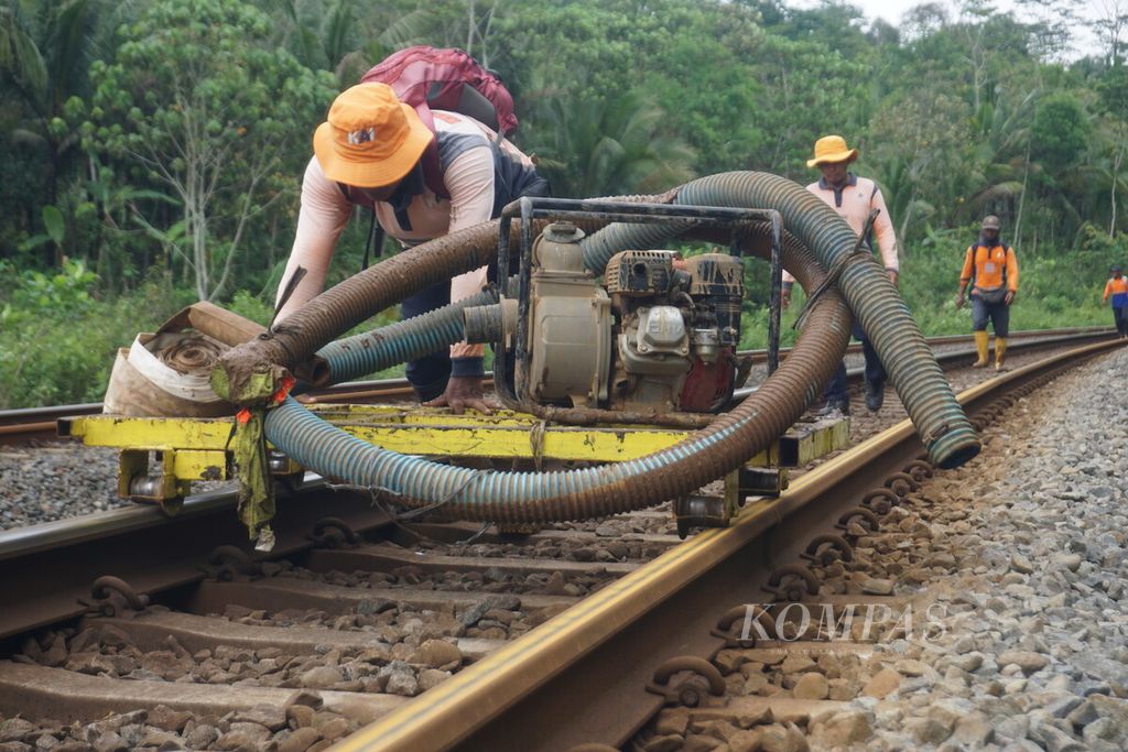 Petugas menyiapkan peralatan untuk membersihkan material longsoran di Desa Gununglurah, Kecamatan Cilongok, Kabupaten Banyumas, Jawa Tengah, Senin (4/12/2023). Akibat longsor ini, 16 kereta api harus memutar lewat jalur utara.