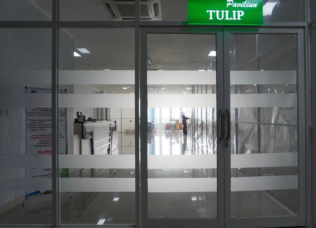 Situasi ruang isolasi di Paviliun Tulip Rumah Sakit Mitra Siaga, Kabupaten Tegal, Jawa Tengah, Jumat (8/1/2021). Di rumah sakit tersebut ada 84 tempat tidur yang diperuntukkan bagi pasien Covid-19. Adapun saat ini, jumlah tempat tidur yang terisi 70 unit.