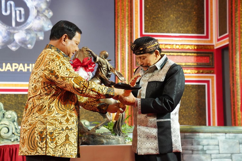 Mantan Kepala Badan Intelijen Negara (BIN) Jenderal (Purn) AM Hendropriyono bertukar buah tangan dengan Menteri Pertahanan Prabowo Subianto di sela-sela peresmian Replika Keraton Majapahit di Jakarta, Selasa (7/5/2024) malam.