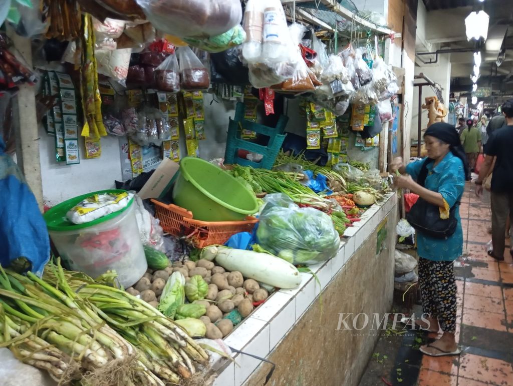 Suasana di Pasar Wonokromo, Surabaya, Jawa Timur, yang mulai bergeliat sehari setelah Lebaran hari kedua atau Jumat (12/4/2024). Pasar menjadi vital bagi warga metropolitan untuk memenuhi kebutuhan pangan dan sandang.