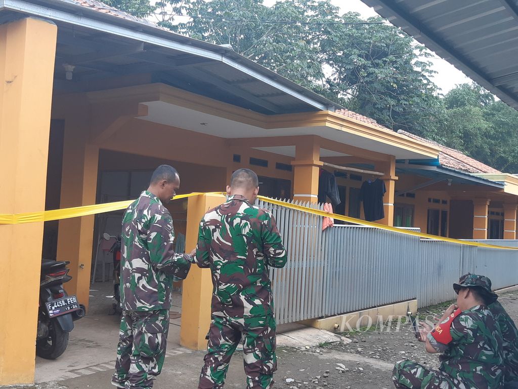 Garis pembatas masih dipasang di area ledakan gudang amunisi di Parung Pinang, Desa Ciangsana, Kecamatan Gunung Putri, Kabupaten Bogor Jawa Barat, Senin (1/4/2024). 