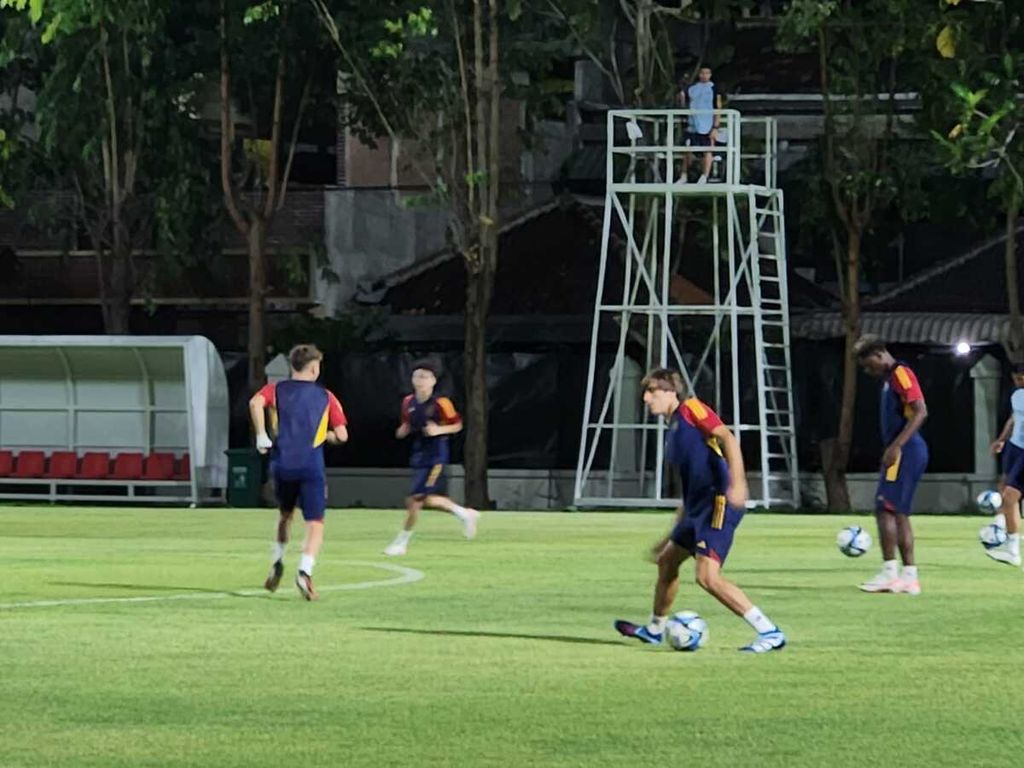 Suasana latihan tim Espanyol U-17 sebelum sebelum perdana laga perdana Piala Dunia U-17 di Lapangan Banyuyanyar, Kota Surakarta, Jawa Tengah, Kamis (11/9/2023). 