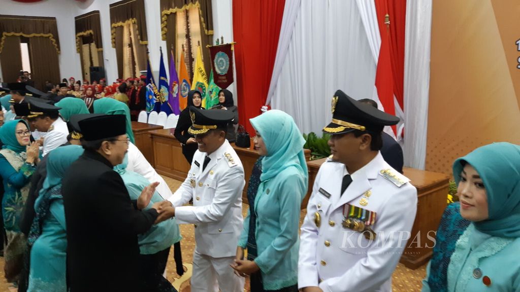 Gubernur Jawa Timur Soekarwo memberi selamat kepada bupati dan wali kota seusai pelantikan, Senin (24/9/2018), di Gedung Negara Grahadi, Surabaya.
