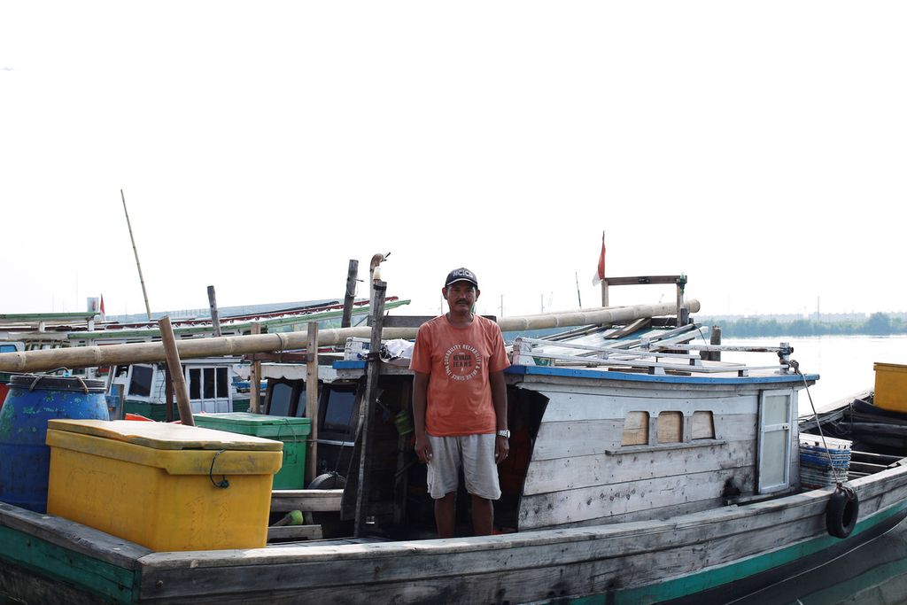 Amir (42), salah satu nelayan Kampung Kamal Muara, menyampaikan sudah beberapa hari ini tidak melaut akibat cuaca ekstrem yang menyebabkan ombak di laut tinggi. Kamis (13/10/2022).  