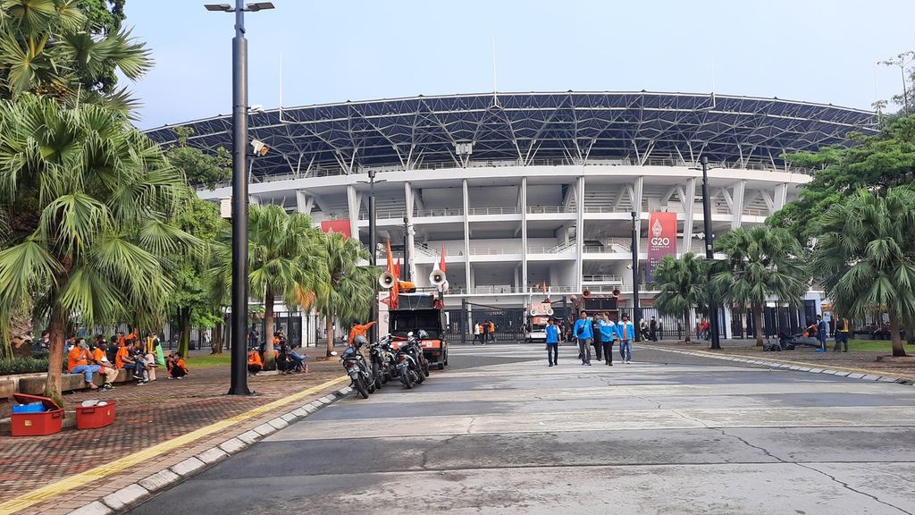 Sejumlah peserta Mayday Fiesta 2022 bersiap meninggalkan lokasi peringatan di Stadion Gelora Bung Karno, Jakarta Pusat. Acara yang berlangsung, Sabtu (14/5/2022) itu diikuti setidaknya 50.000 buruh dan mendapatkan apresiasi dari Kapolri Jenderal (Pol) Listyo Sigit Prabowo. Kapolri mengapresiasi acara yang berlangsung damai itu.
