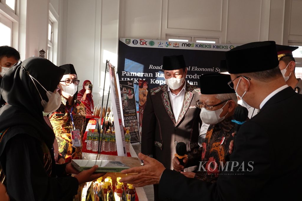 Wakil Presiden Ma’ruf Amin menghadiri acara pengukuhan Komite Daerah Ekonomi dan Keuangan Syariah Provinsi Bengkulu di Balai Raya Semarak, Kota Bengkulu, pada Rabu (3/5/2023). Di lokasi yang sama, Wapres juga meninjau pameran produk UMKM dan menyerahkan bantuan Baznas berupa 50 unit ZMart.