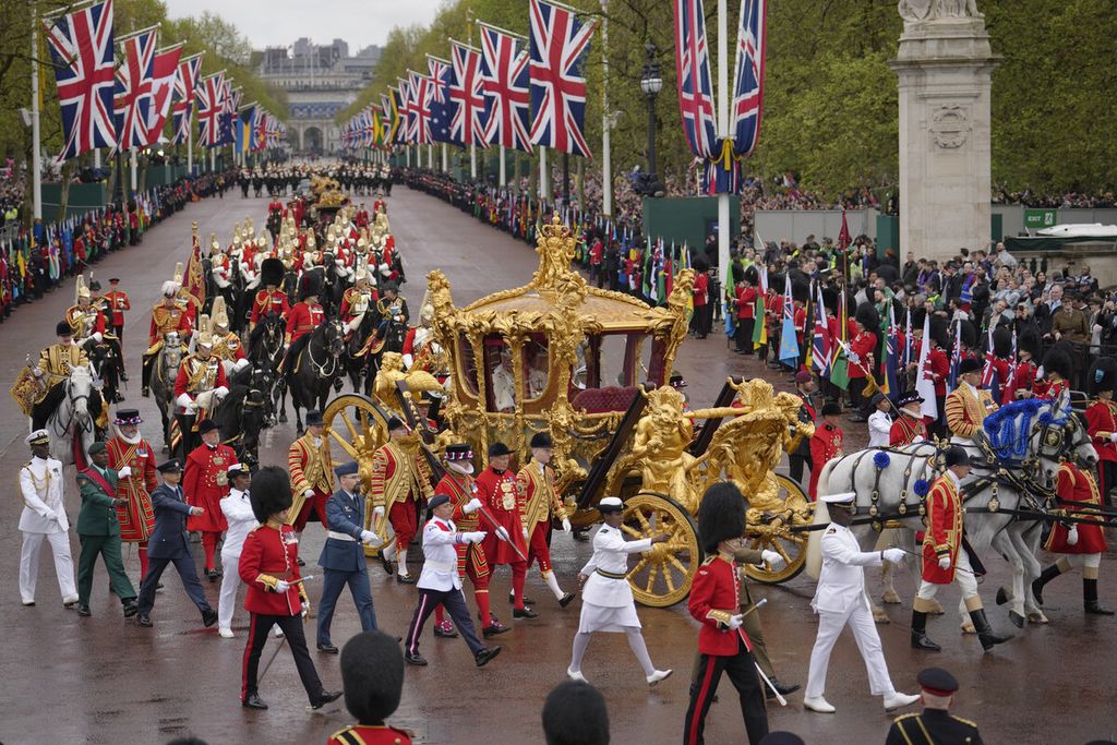 Raja Inggris Charles III dan Permaisuri Camilla berada di dalam kereta kencana emas menuju Istana Buckingham seusai upacara penobatan keduanya di London, Sabtu (6/5/2023). 