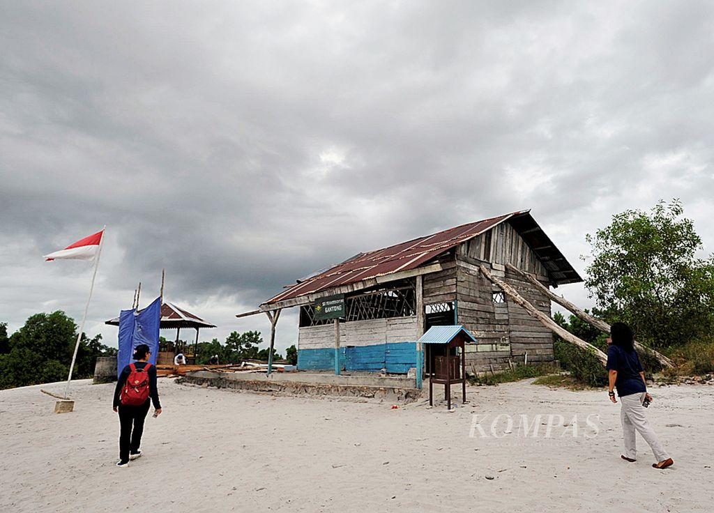 Tourists visit a replica of the shooting location for the film Laskar Pelangi, SD Muhammadiyah Gantong, in East Belitung Regency, Bangka Belitung Islands, June 15 2016.