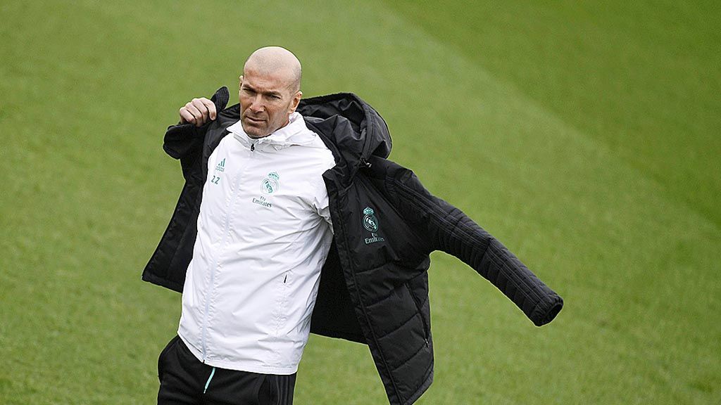 Pelatih Real Madrid  Zinedine Zidane saat memimpin latihan timnya di Valdebebas, Madrid, Selasa (9/1). Real Madrid berlatih untuk menghadapi Numancia di Piala Raja Spanyol.