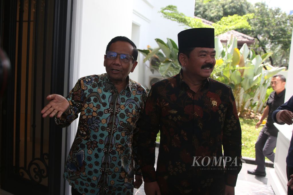 Menteri Koordinator Bidang Politik, Hukum, dan Keamanan Hadi Tjahjanto, yang baru dilantik oleh Presiden Joko Widodo, menemui pendahulunya, Mahfud MD, di kawasan Kuningan, Jakarta Selatan, Kamis (22/2/2024).  