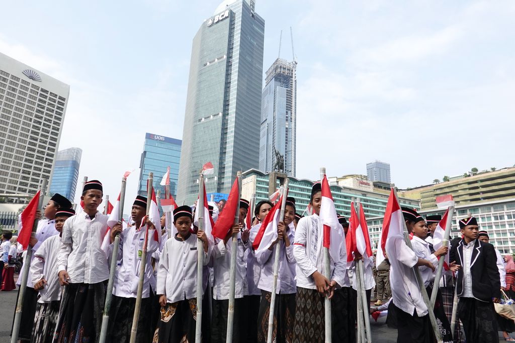 Peserta Kirab Merah Putih yang mengangkat tema ”Menciptakan Kesatuan Indonesia yang Harmoni”. Presiden Joko Widodo melepas peserta kirab ini di halaman depan Istana Merdeka, Jakarta, Minggu (28/8/2022).