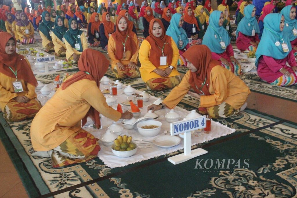 Festival Saprahan di Pontianak, Kalimantan Barat, Kamis (17/10/2019). Saprahan mengandung makna kesetaraan dan kebersamaan.